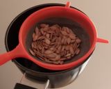 Foto del paso 2 de la receta: Semillas de auyama crujientes