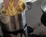 Foto del paso 2 de la receta: Chuletas de cordero rebozadas con pasta y espinacas