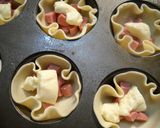 Foto del paso 3 de la receta: Canastitas de salchicha, queso y huevo para comer con la mano