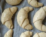 Házi (Szezàmagos) Vajas Kifli recept fázis 4 fotója