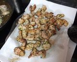 Foto del paso 3 de la receta: Guiso de judiones con cochino y alcachofas fritas