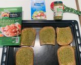 Une image de l'étape 1 de Tartines au pesto jambon et feta.