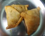 A picture of step 5 of Dahi Samosa Chaat.