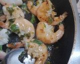 Foto del paso 6 de la receta: Camarones al ajillo🦐🧄🌿🍲