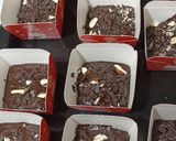 Foto langkah ke 6 dari resep Fudgy Brownies Cupcake.