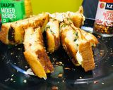 चीज़ गार्लिक ब्रेड स्टिक्स (cheese garlic bread stick recipe in Hindi) रेसिपी चरण 4 फोटो