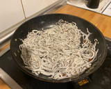 Foto del paso 2 de la receta: Huevos rotos con gulas