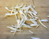 Foto del paso 1 de la receta: Tostadas al horno con cebolla fresca y mahonesa