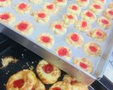 Foto langkah ke 5 dari resep Strawberry Thumbprint.