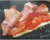 Foto del paso 1 de la receta: Tostada integral con tomate y serrano