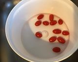Une image de l'étape 2 de Salade de laitue rougette aux tomates cerises et olives farcies.