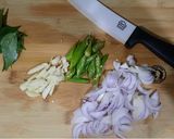 A picture of step 1 of Chicken sausage..pepper fry.