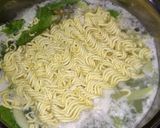 Foto langkah ke 3 dari resep Mie Instan Kari Pedas.