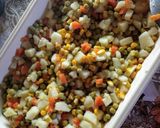 Foto del paso 1 de la receta: Ensalada rusa multicolor a compañada con milanesa de berenjena
