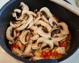 Foto del paso 4 de la receta: Salteado de champiñones, pollo y pimientos