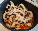 Foto del paso 4 de la receta: Salteado de champiñones, pollo y pimientos
