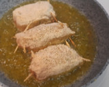 Foto del paso 5 de la receta: Rollitos de pollo, queso y salchichas