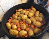 Une image de l'étape 7 de Pommes de terre grenailles et carottes rôties à l ail,cumin et herbes de Provence.