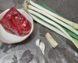 A picture of step 1 of Stir-fried Beef with Spring Onion.