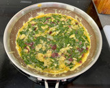 Foto del paso 4 de la receta: Tortilla de cecina, chips de patatas y acelgas