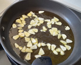 Foto del paso 2 de la receta: Cogollos de lechuga con gambas al pil pil