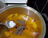Foto langkah ke 4 dari resep Ayam goreng kunyit.