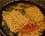 Foto langkah ke 5 dari resep Mie Instant Tom Yam Udang.