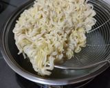 Foto langkah ke 2 dari resep 40. Ramen hack: Indomie Kebab Rendang & Richeese Mie Goreng Keju.