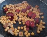 Foto del paso 3 de la receta: Guiso de garbanzos con presa y chorizo