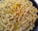 Foto del passaggio 6 della ricetta Fusilli allo zafferano, con scampi su crema di piselli e speck croccante