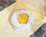 Foto del paso 4 de la receta: Raviolis rellenos de huevo y crema de champiñones