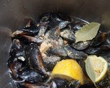 Foto del paso 1 de la receta: Mejillones al vapor/Músculs bullits amb ceba