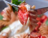 Foto del paso 7 de la receta: Fusilli con queso brie de cabra, tomatitos cherry y albahaca 🍝Pasta seca sin gluten con queso brie
