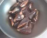 Foto del paso 2 de la receta: 🥘Fideuá de sepia 🦑, merluza🐟 y mejillones