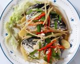 รูปขั้นตอนการทำที่ 2 ของ "หัวปลาแซลมอนนึ่งซีอิ๊ว"🐟 Steamed Salmon Head with Soy Sauce
