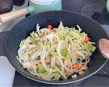 Foto del paso 2 de la receta: Estofado de pollo al curry con verduras, patatas y manzana