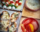 Foto del paso 10 de la receta: Aperitivos rápidos: Provolone con ibérico, Tostas de mantequilla con ajo & Mini brochetas vegetales