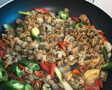 Foto langkah ke 4 dari resep Tumis Kerang Saus Tiram.