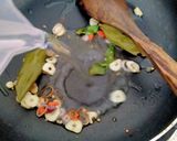 Foto langkah ke 2 dari resep Tumis Enoki Baso Pedas.