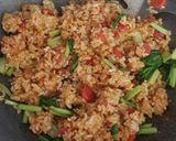 Foto langkah ke 3 dari resep Nasi goreng sosis sayur.