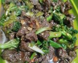 Foto langkah ke 4 dari resep Brokoli Sapi Lada Hitam.