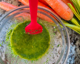 Foto del paso 3 de la receta: Salsa Mery con las hojas verdes de la zanahoria
