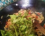 Foto langkah ke 3 dari resep Selada Romaine Cah Udang.