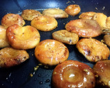 Foto del paso 3 de la receta: Níscalos al ajillo con brotes de rábano