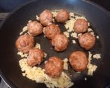 Une image de l'étape 4 de Riz petits pois carottes et boulettes.