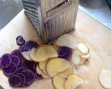 A picture of step 1 of Homemade herb-fried potato chips.