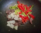รูปขั้นตอนการทำที่ 4 ของ ตับหมูผัดพริก