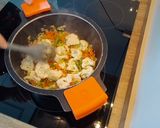 Foto del paso 2 de la receta: Sopa de coliflor y espárragos con albóndigas de pollo