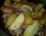 Foto del paso 3 de la receta: Pollo sazonado al horno con papas y tomate