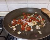 Foto del passaggio 2 della ricetta Pasta pomodori secchi e tonno